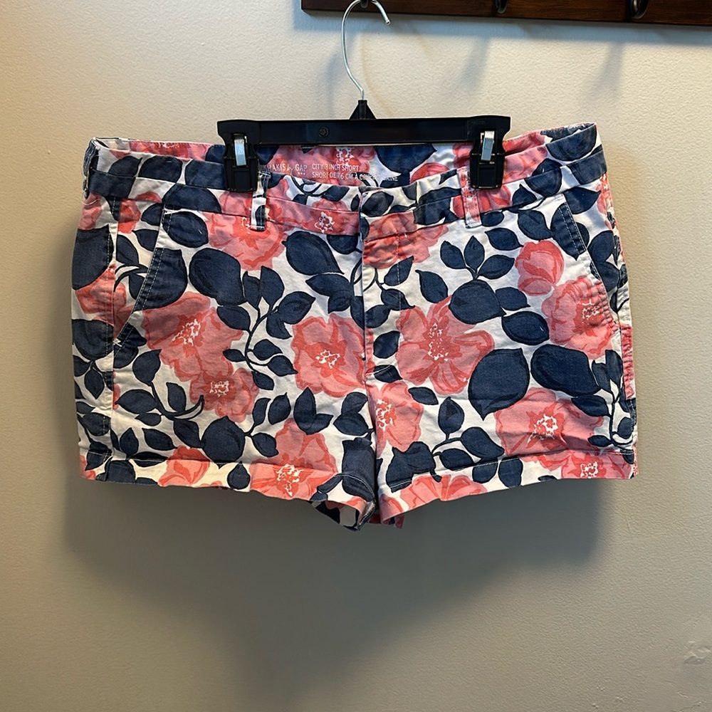Gap Khakis women’s floral shorts size 14